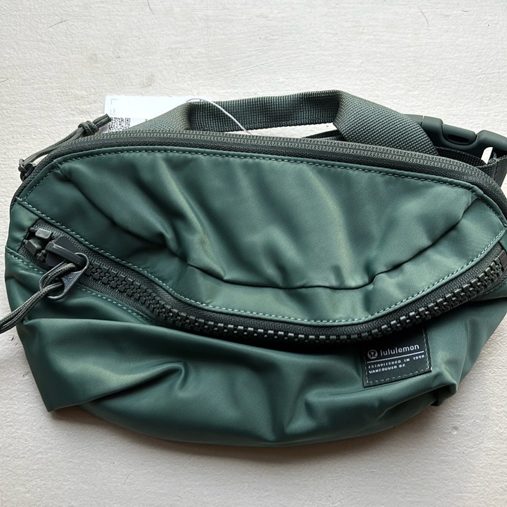 Lululemon all day essential forest green belt bag size 2.5L NIP